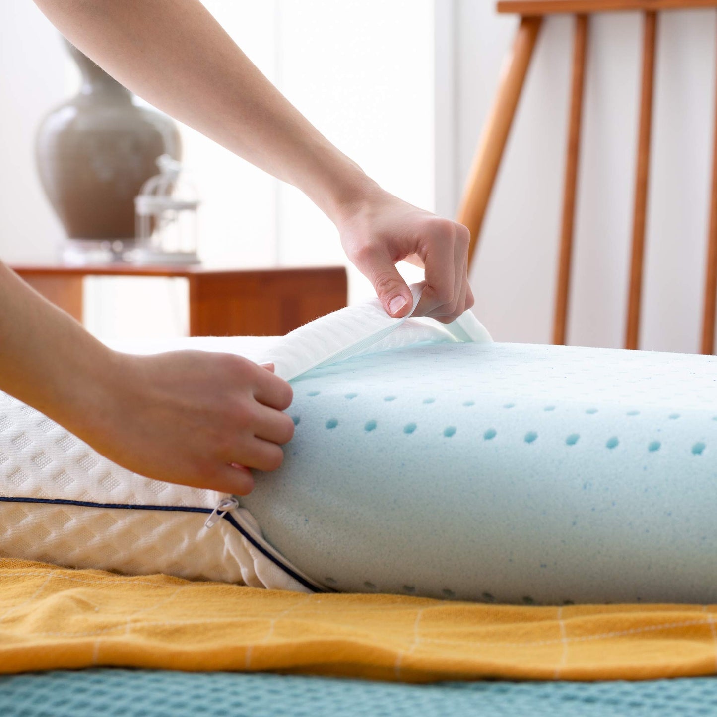 Linenspa - Almohada de Memory Foam con Gel Refrescante - Hipoalergénica - Funda Lavable - Diseño Ventilado y Antibacterial - Ideal para Dormir de Lado, Boca Arriba o Boca Abajo - Tamaño Estándar