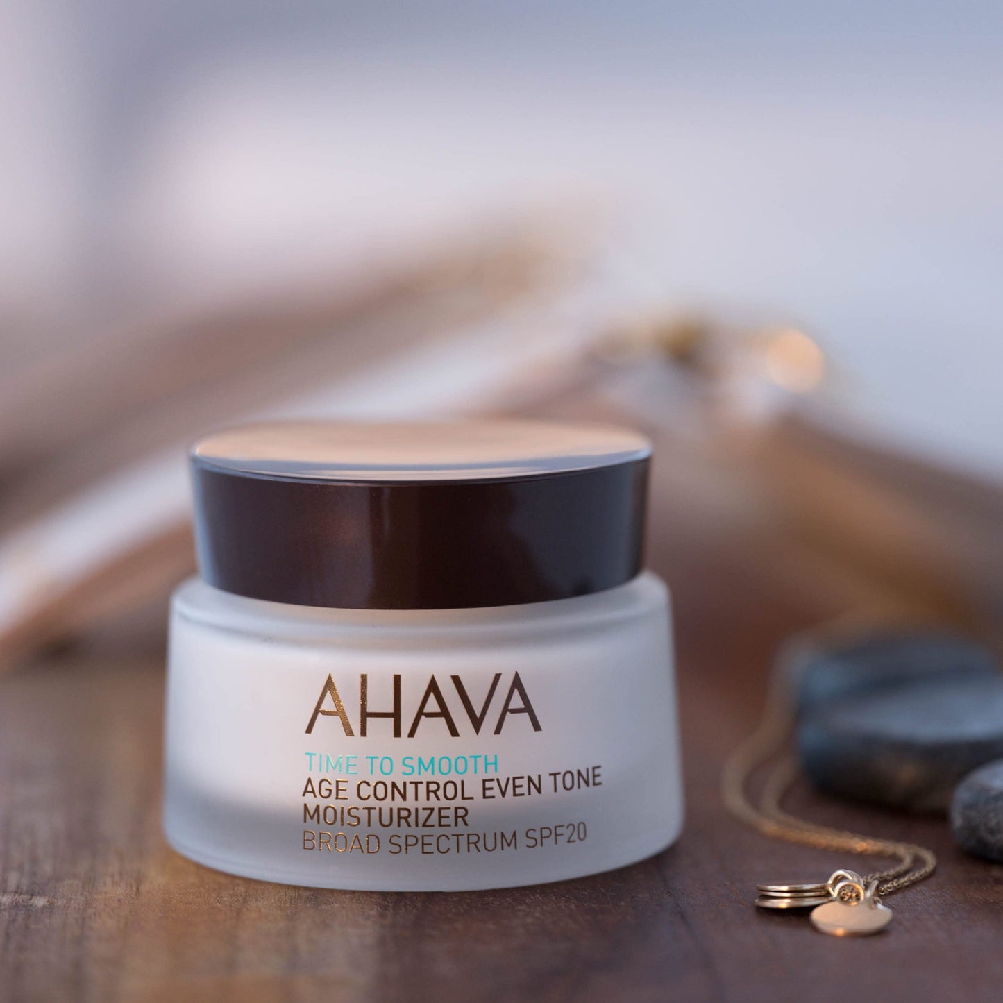 Crema Hidratante AHAVA Time to Smooth con SPF20 para un Tono Uniforme y Control de Edad. Ideal para proteger la piel y mejorar su apariencia. ¡Pruébala hoy!
