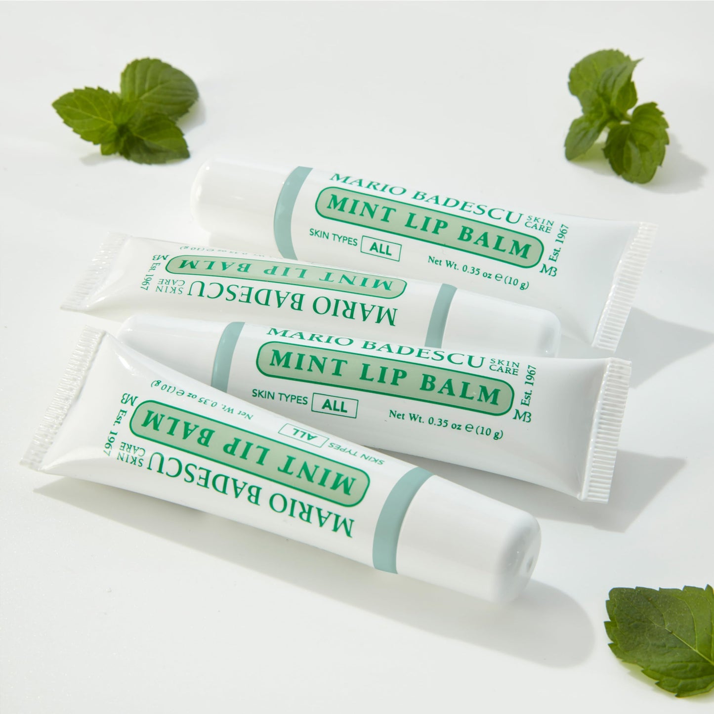 Mario Badescu Bálsamo labial hidratante de menta para labios secos y agrietados, infundido con aceite de coco y manteca de karité, cuidado ultra nutritivo para una sensación suave, tersa y flexible, 10 gr