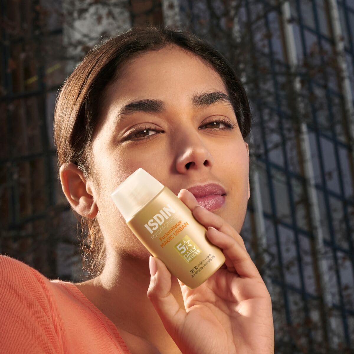ISDIN Fusion Water Urban SPF 30, Protector Solar Facial, Textura ulltraligera de uso diario para entornos urbanos, 50ml