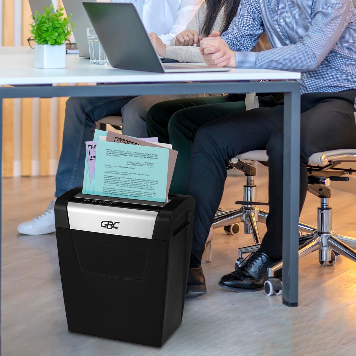 GBC Trituradora de papel y grapas, ShredMaster PX10-06, Corte Súper Cruzado P-4 de 10 hojas, con Cesto de 23 Litros. 1757405