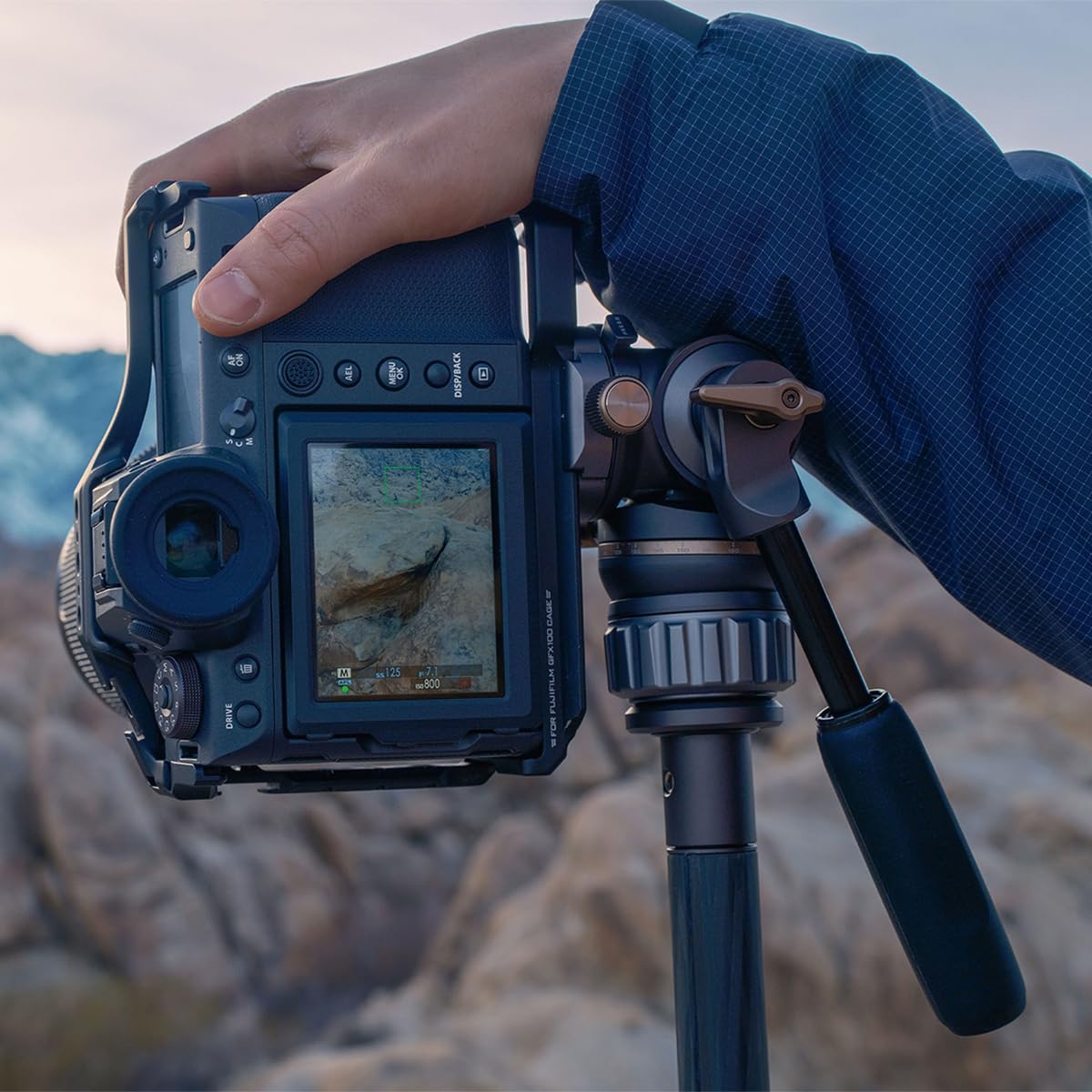 Trípode de Video Tilta Gris Espacial con Cabeza Fluida y Patas de Fibra de Carbono