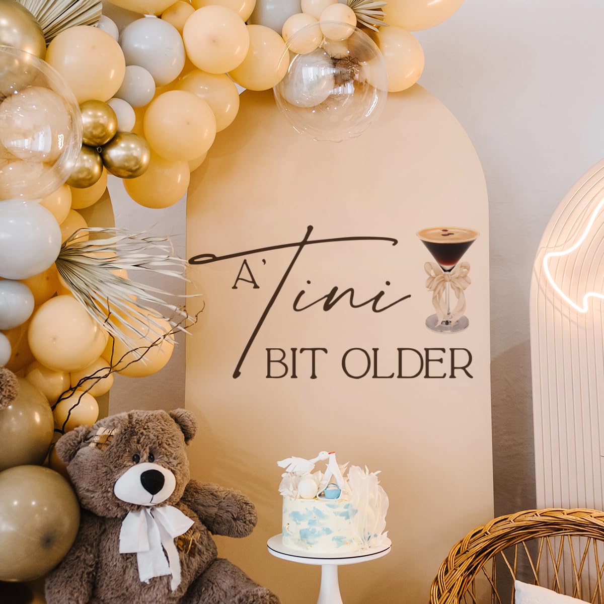 Calcomanía A Tini Bit Older – Decoración de fiesta temática de Martini, despedida de soltera, despedida de soltera, pegatina de moda para arco de globos, telón de fondo... (calcomanía Tiny)
