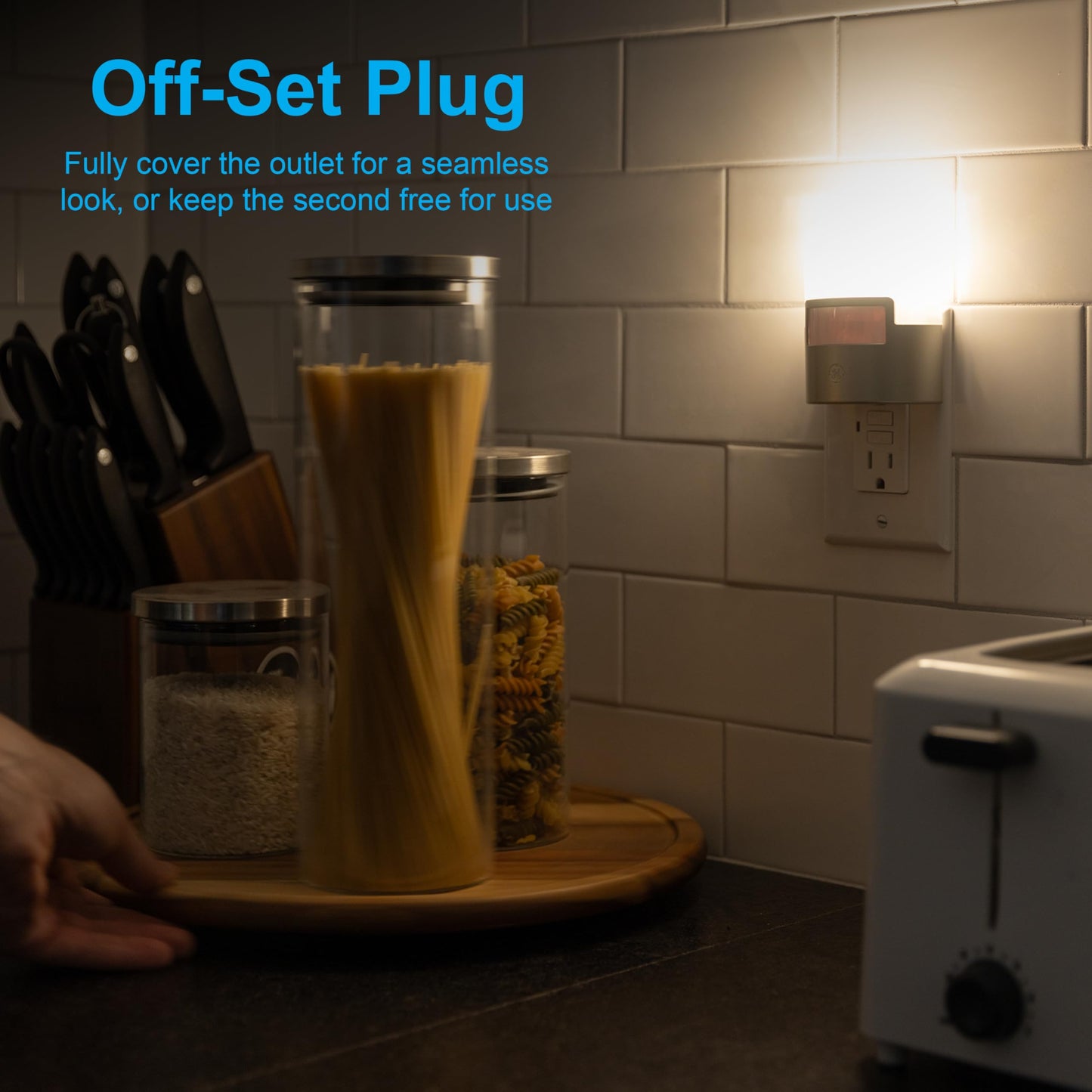 GE Enbrighten Luz De Noche Plateada Led Con Sensor De Movimiento 1 Pieza 40 Lúmenes Enchufable Blanco Suave Certificacion UL Ideal Para Dormitorio Guardería Baño Oficina Escaleras 29844