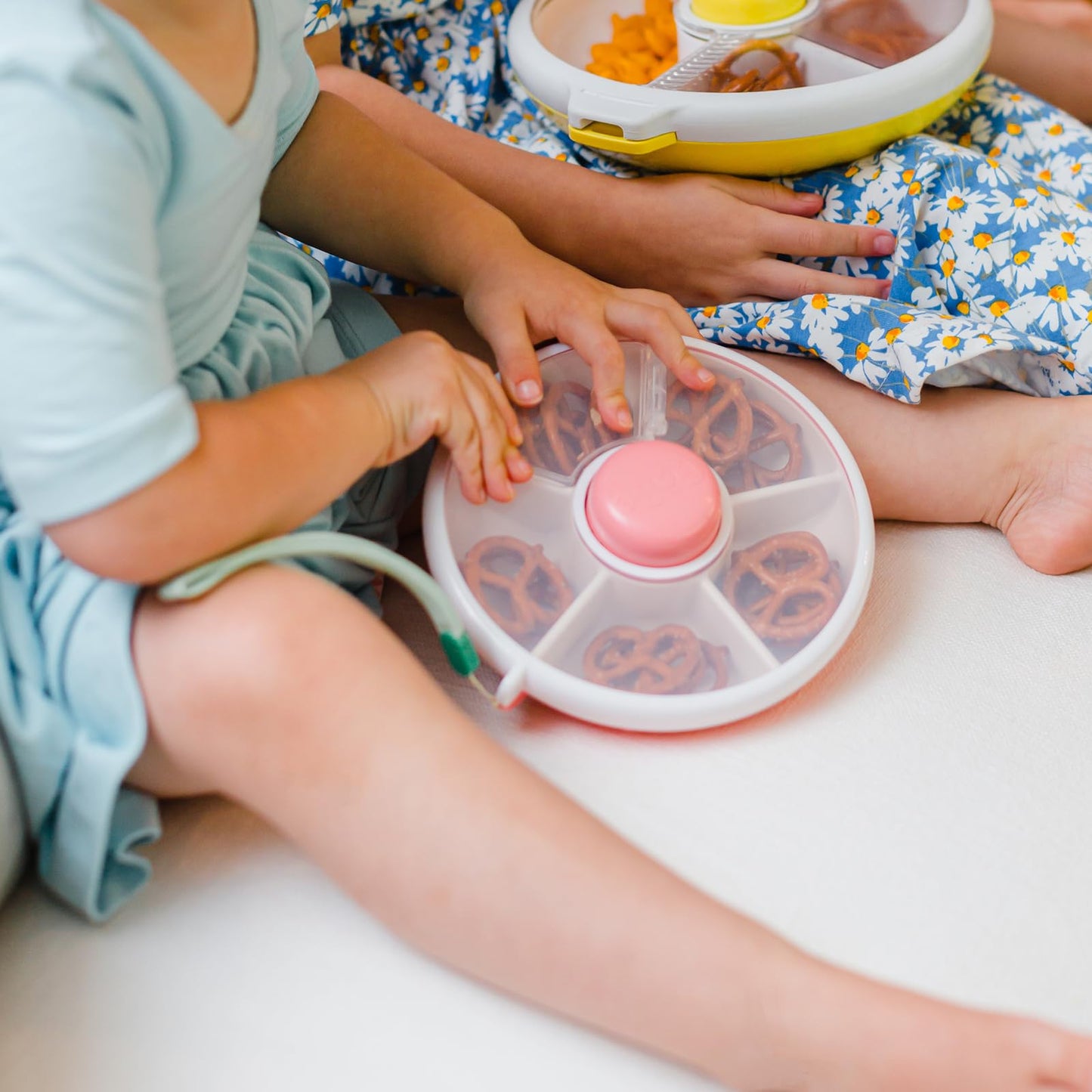 GoBe Kids - Paquete giratorio de aperitivos con correa de mano y hoja de calcomanía, contenedor reutilizable con dispensador de 5 compartimentos y tapa, sin BPA y PVC