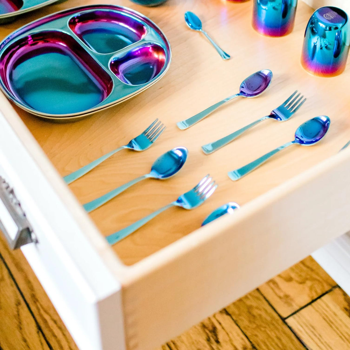 Ahimsa Utensilios de acero inoxidable para niños, juego de 8 piezas de tenedor y cuchara para niños, utensilios diseñados para pediatras, 100% sin BPA y aptos para lavaplatos (azul iridiscente)