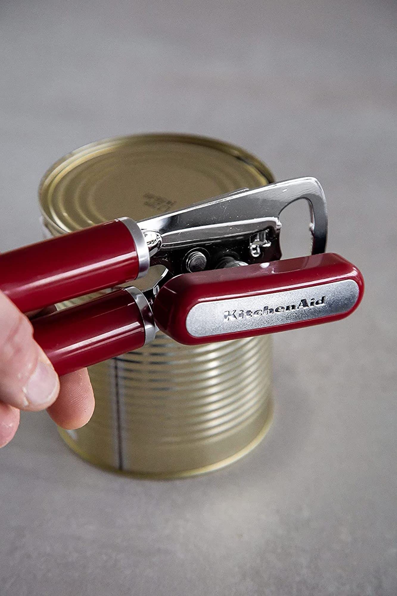 KitchenAid - Abrelatas y abrebotellas multifunción clásico fácil de usar, rueda de corte de acero inoxidable afilada, asas ergonómicas suaves, rojo imperio
