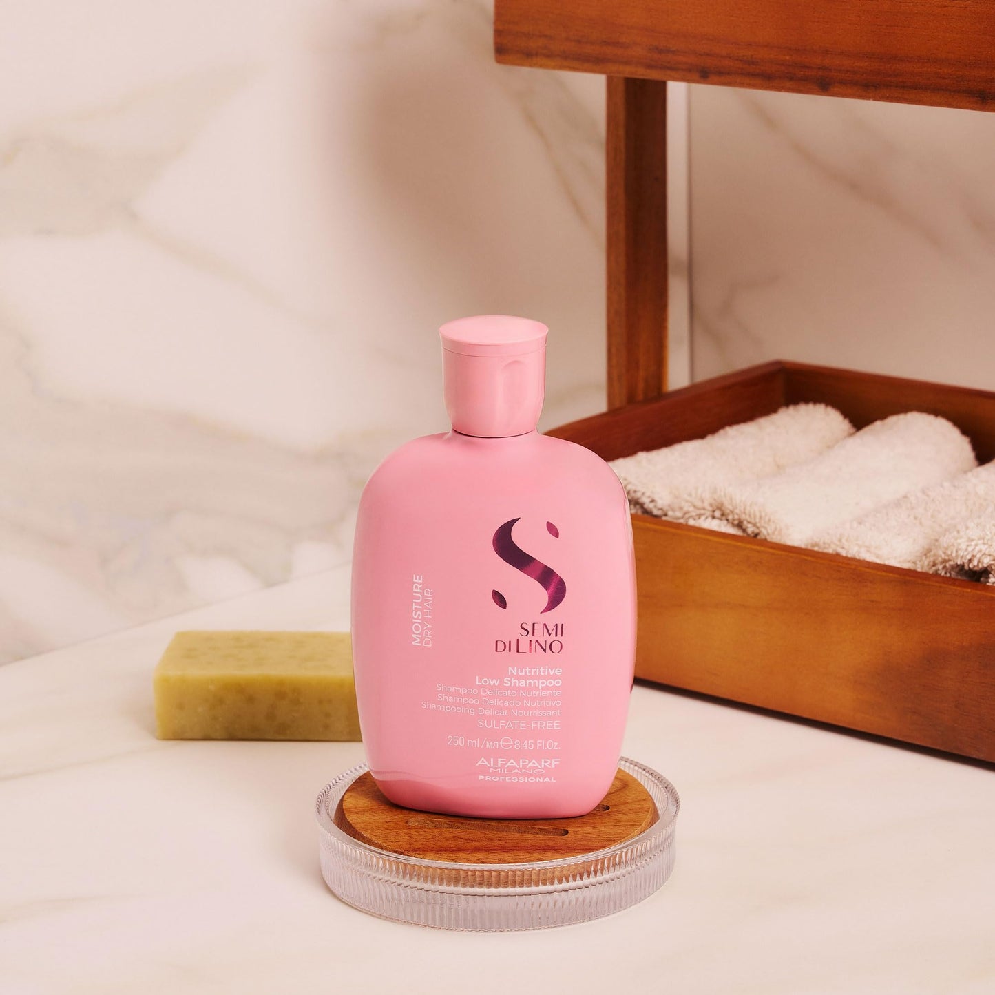 Champú hidratante sin sulfato Alfaparf Milano Semi Di Lino para cabello seco - Nutrición y protección para cabello teñido - Libre de SLS, parabenos y parafina - Calidad profesional de salón - 249 ml
