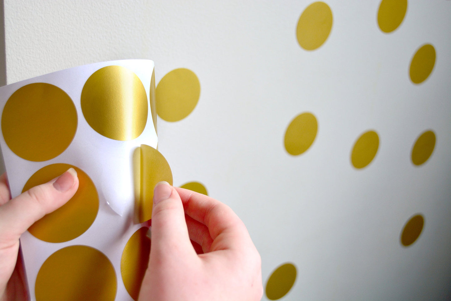 Posh Dots - Calcomanías de pared metálicas doradas para decoración festiva del bebé, guardería, habitación de los niños, linda y divertida (200 calcomanías) vinilo extraíble redondo de lunares, seguro