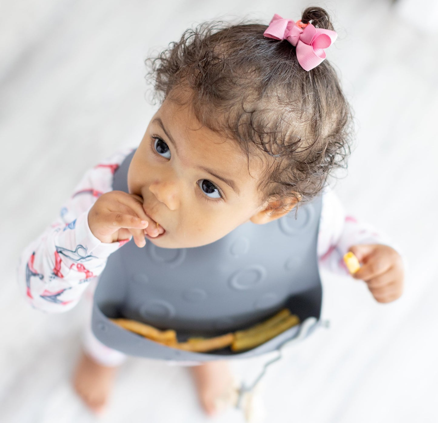 BUSY BABY - Babero elástico ajustable de silicona con bolsillo y sistema de atadura para comidas sin desorden con bebés y niños pequeños