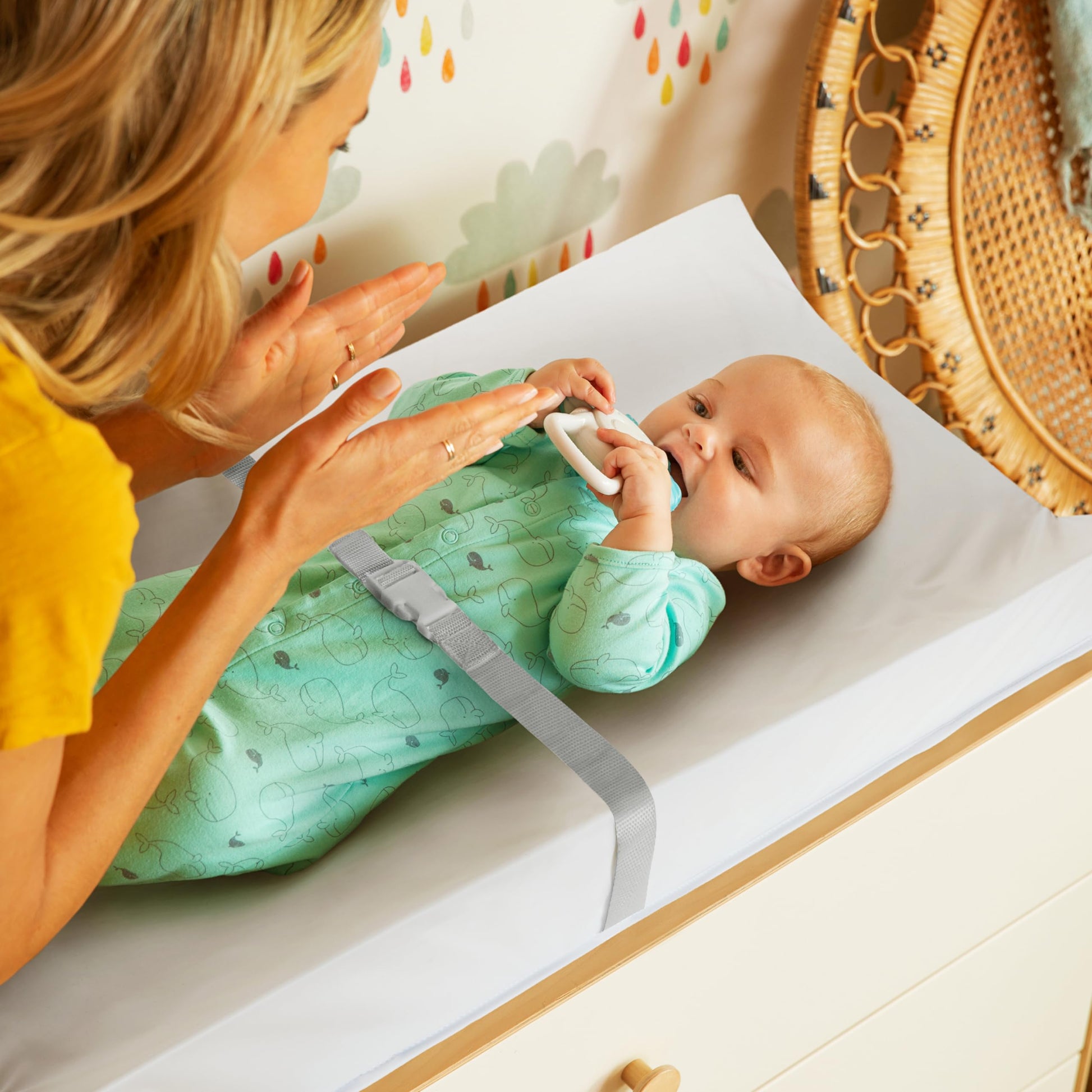 Cambiador de Pañales Munchkin Blanco Tela Impermeable con Agarre Seguro