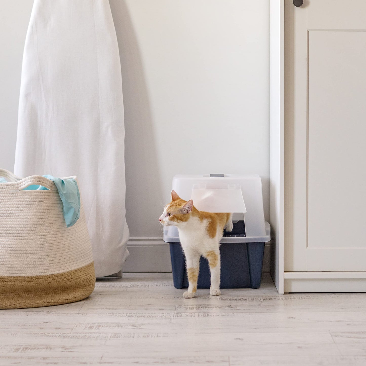 IRIS USA Caja de Arena para Gatos Grande con Cubierta Frontal con Abertura y Paleta, Bandeja de Arena para Gatos con Capucha y Puerta de Entrada para Privacidad, Marino