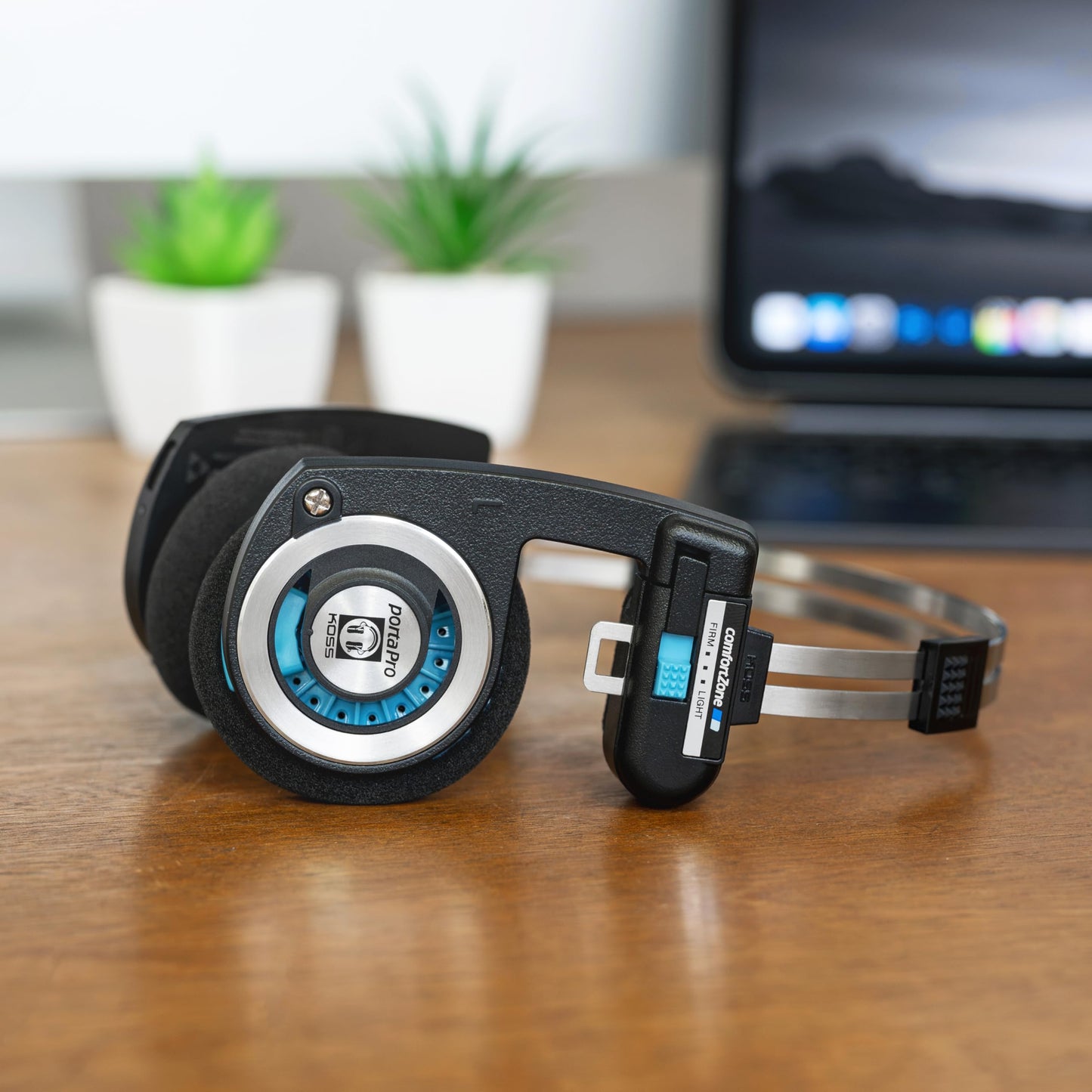 Koss Porta Pro - Auriculares inalámbricos Bluetooth 2.0, batería de más de 20 horas, carga USB-C, micrófono, paso de audio analógico, estilo retro, negro