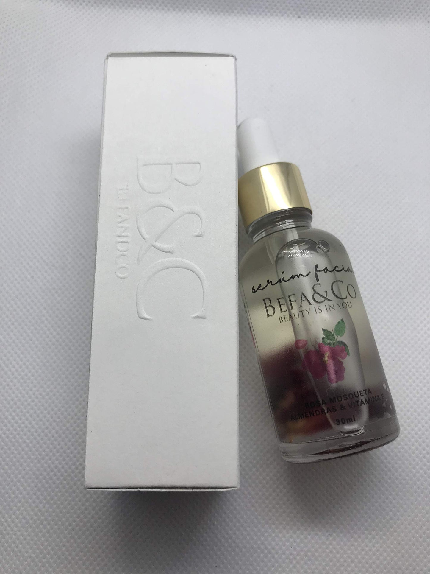 Suero facial + rosa mosqueta + vitamina e + almendras + ingredientes naturales + hidratante + rápida absorción + paraben free + primer + suaviza tu piel + textura terciopelo