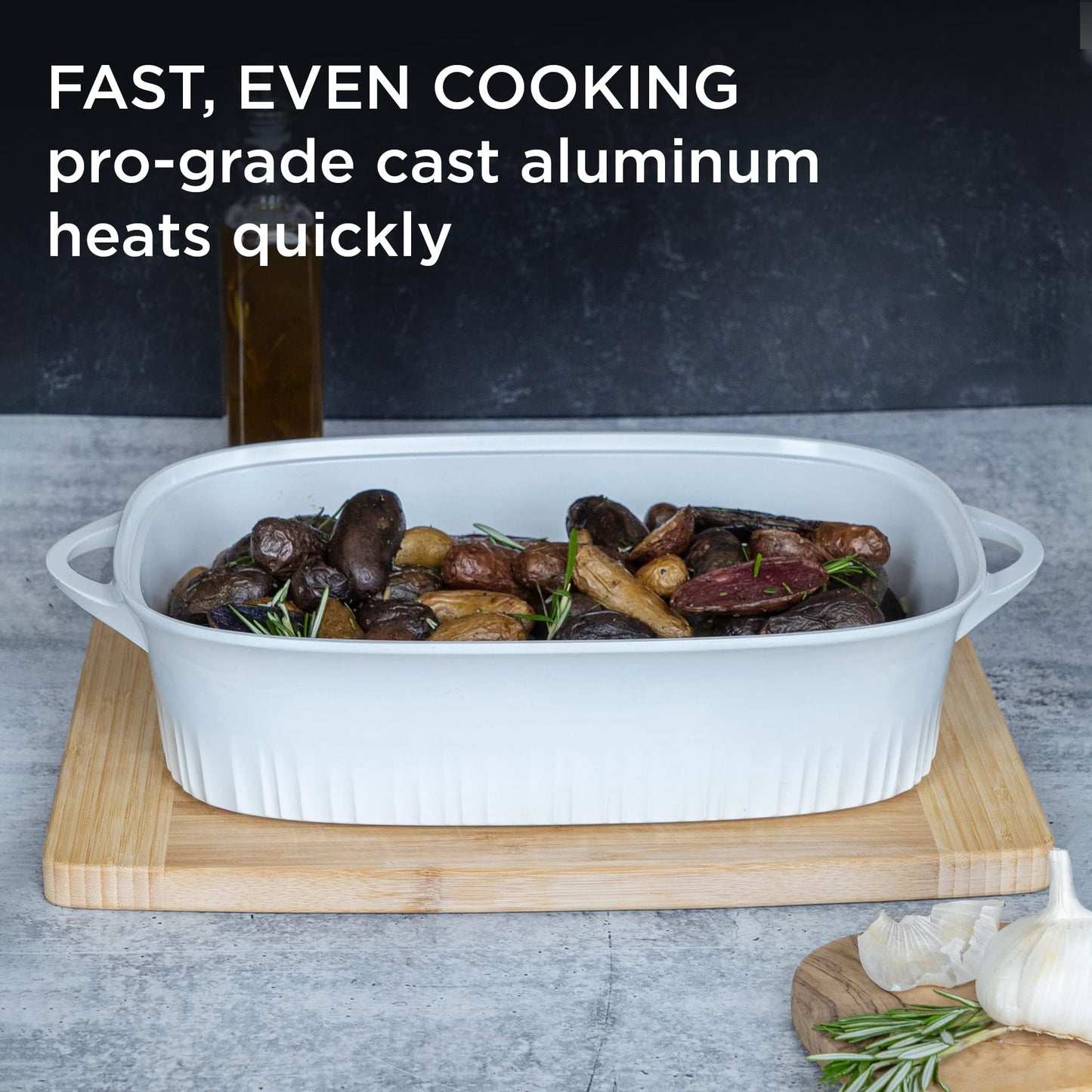 CorningWare QuickHeat - Asador de aluminio fundido de 5.7 cuartos de galón con tapa e interior de cerámica antiadherente, ligero y rápido incluso para hornear y cocinar al calor, para carnes, sopa