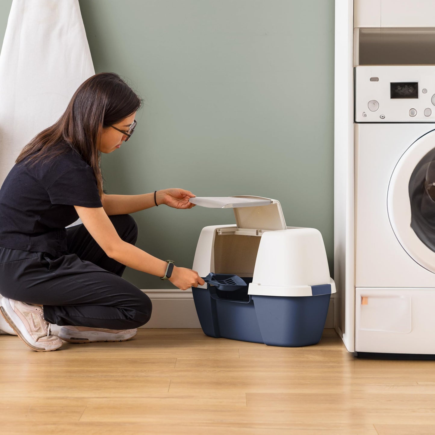 IRIS USA Large Enclosed Corner Cat Litter Box with Front Door Flap and Scoop, Hooded Kitty Litter Tray with Easy Access Lift Top Handle and Buckles for Portability and Privacy, Navy/White