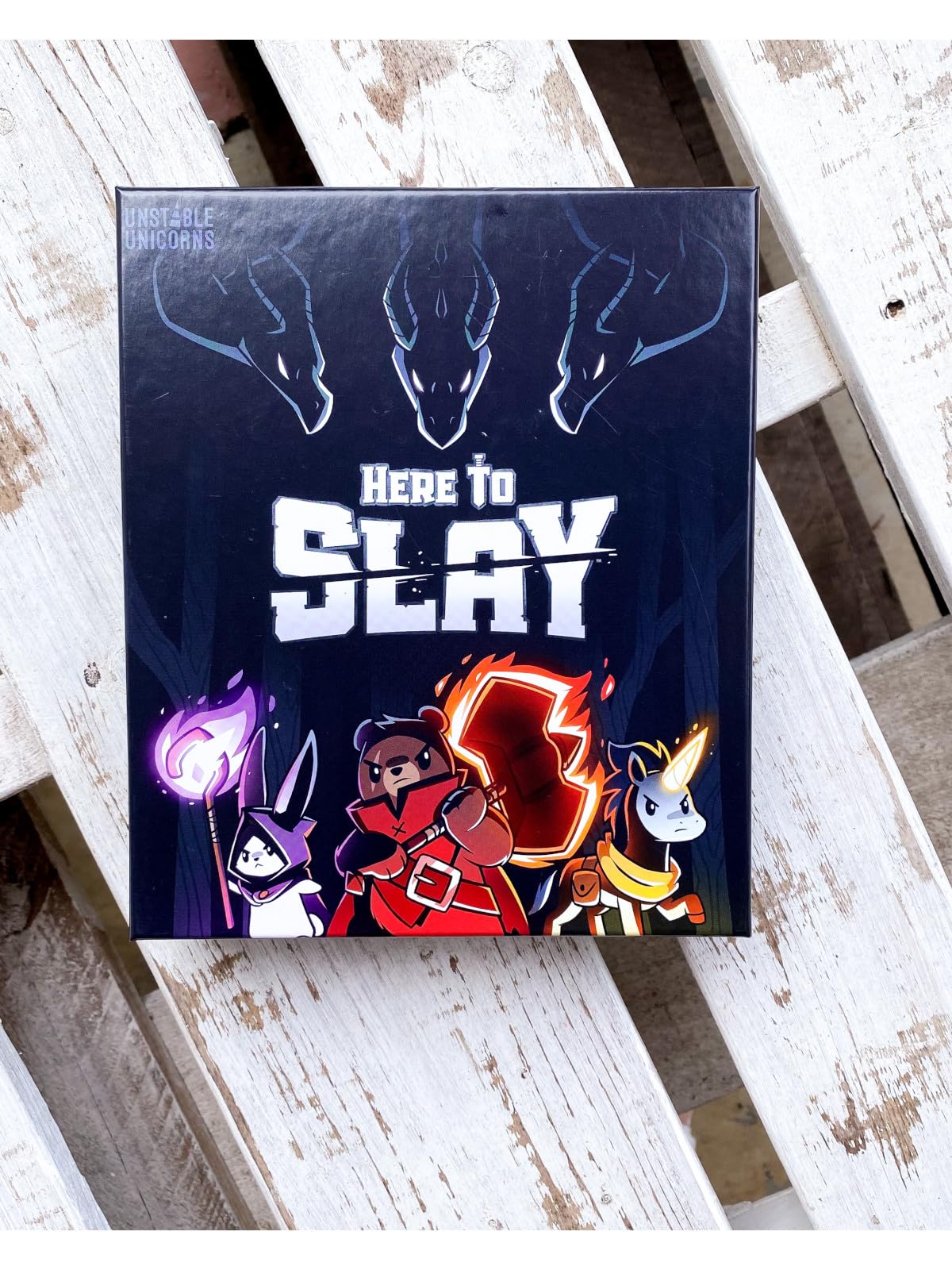 TeeTurtle Juego Base Here to Slay - de los Creadores de Unstable Unicorns - Un Juego de Cartas estratégico para Adolescentes y Adultos