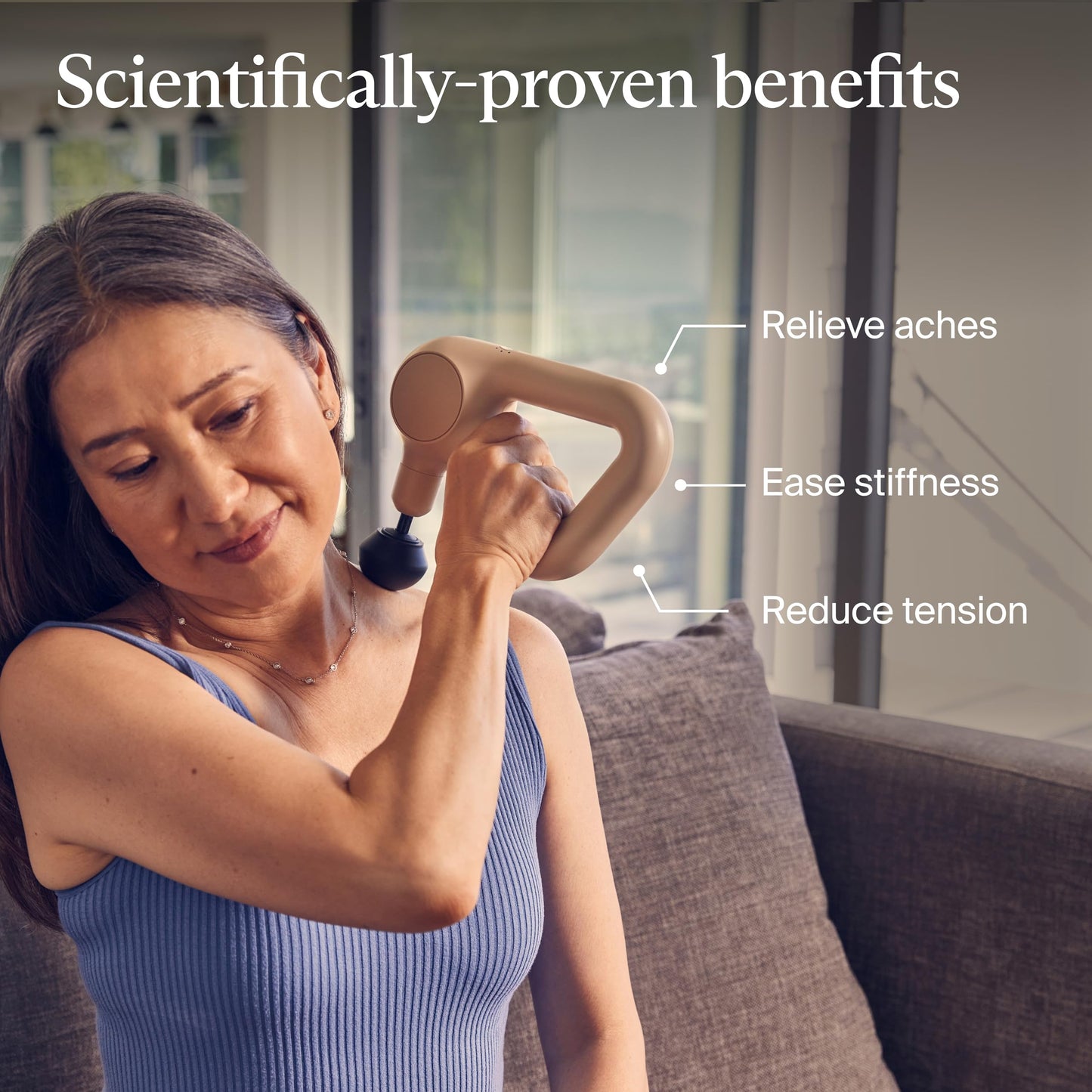 TheraGun - Pistola de masaje de percusión de mano, fácil de usar, cómoda y ligera masajeador personal para terapia de masaje para aliviar el dolor en cuello, espalda, piernas, hombros y cuerpo (arena)