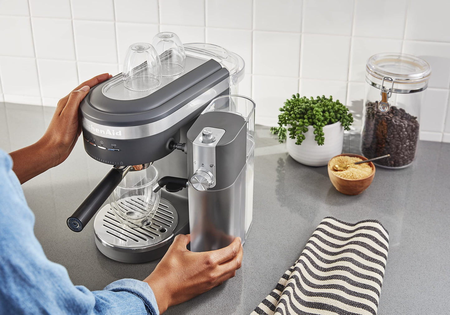 KitchenAid KES6404, máquina de café espresso semiautomática y accesorio automático para espumador de leche, color gris carbón