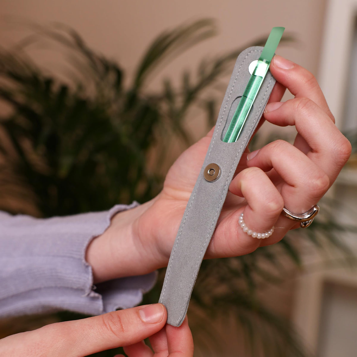 Bona Fide Beauty - Empujador de cutículas de vidrio (Jade) con funda de microfibra, fabricado en la República Checa