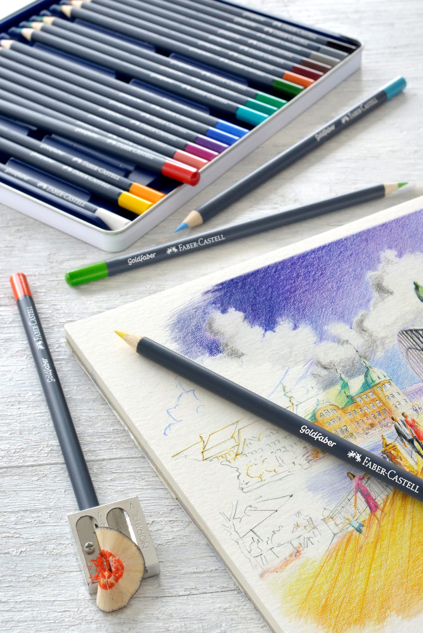 Faber-Castell Colores Goldfaber para Arte con 24 colores elaborados con excelente resistencia a la luz y a caídas, son ideales para artistas profesionales y aficionados que buscan proyectos creativos