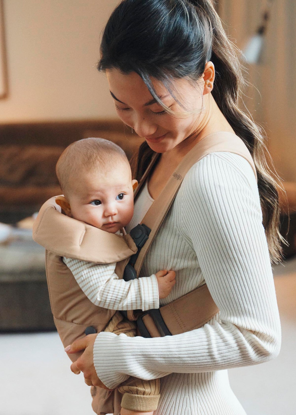 BabyBjörn Canguro Portabebé Mini, Beige, Woven | Para recién nacidos, de 0 a 12 meses (3.2–11 kg), ergonómico y fácil de usar