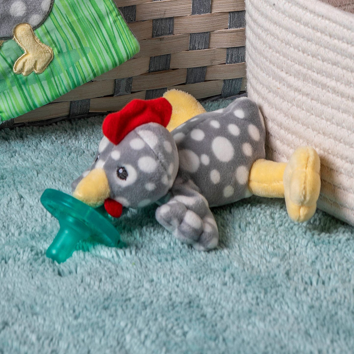 Mary Meyer WubbaNub - Chupete de peluche y chupete infantil, diseño de gallina rocosa