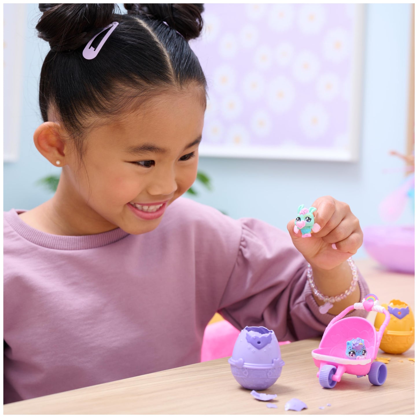 HATCHIMALS Alive, Set de Juego con carriola de Juguete, 2 Minifiguras en Huevos Que se rompen Solos, Juguetes para niños