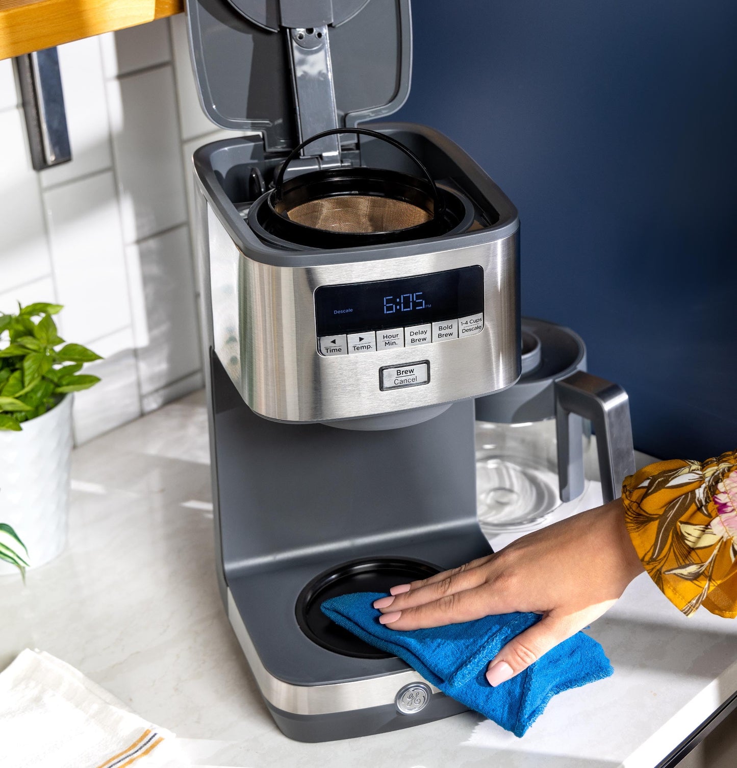 GE - Cafetera de goteo con temporizador, jarra de vidrio de 12 tazas con placa ajustable para mantener el calor, cabezal de ducha ancho para un máximo sabor, esenciales para la cocina, acero inoxidable
