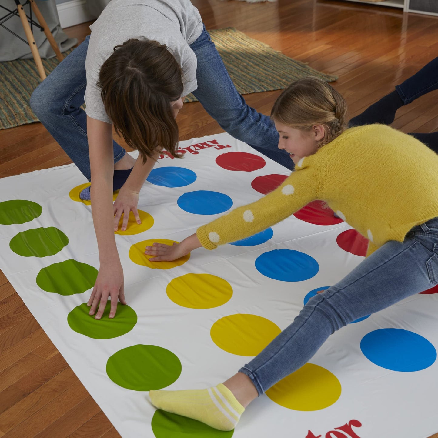 Hasbro Twister - Juego de Mesa clásico para 2 o más Jugadores, Juego de Interior y Exterior para niños de 6 años en adelante, el Embalaje Puede Variar