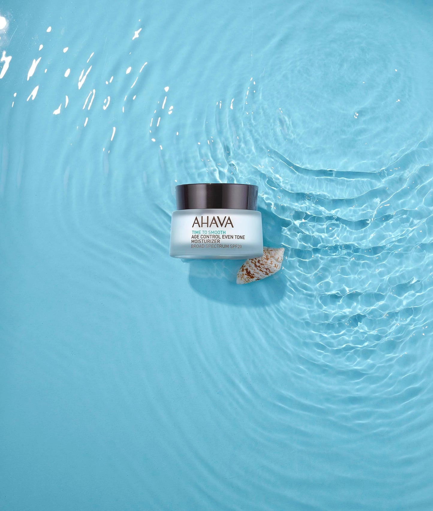 Crema Hidratante AHAVA Time to Smooth con SPF20 para un Tono Uniforme y Control de Edad. Ideal para proteger la piel y mejorar su apariencia. ¡Pruébala hoy!