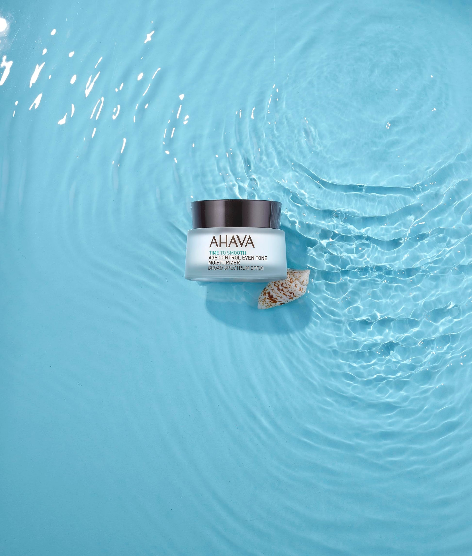 Crema Hidratante AHAVA SPF20 Tono Uniforme y Control de Edad para Mujer