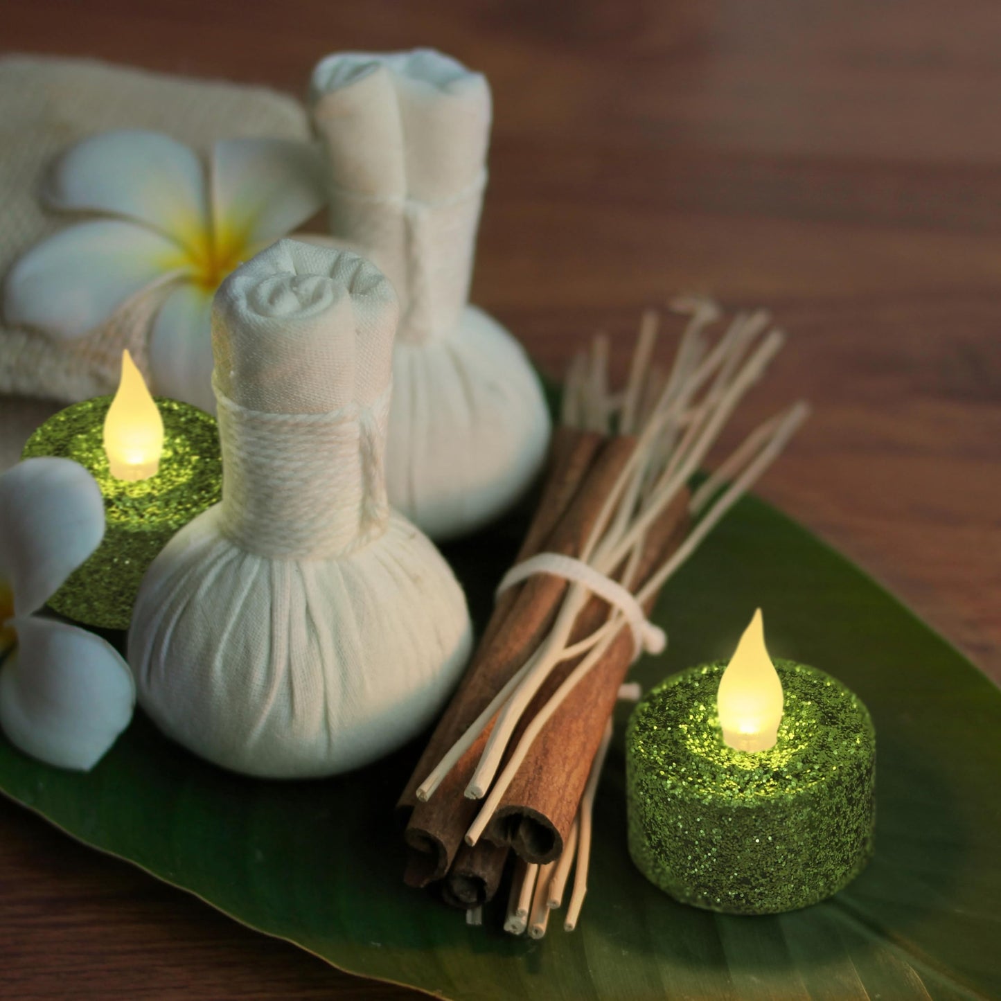 Furora LIGHTING - Velas LED con purpurina verde, paquete de 12, velas parpadeantes sin llama para decoración del hogar, 1.5 pulgadas de ancho x 1.65 pulgadas de alto, funciona con pilas