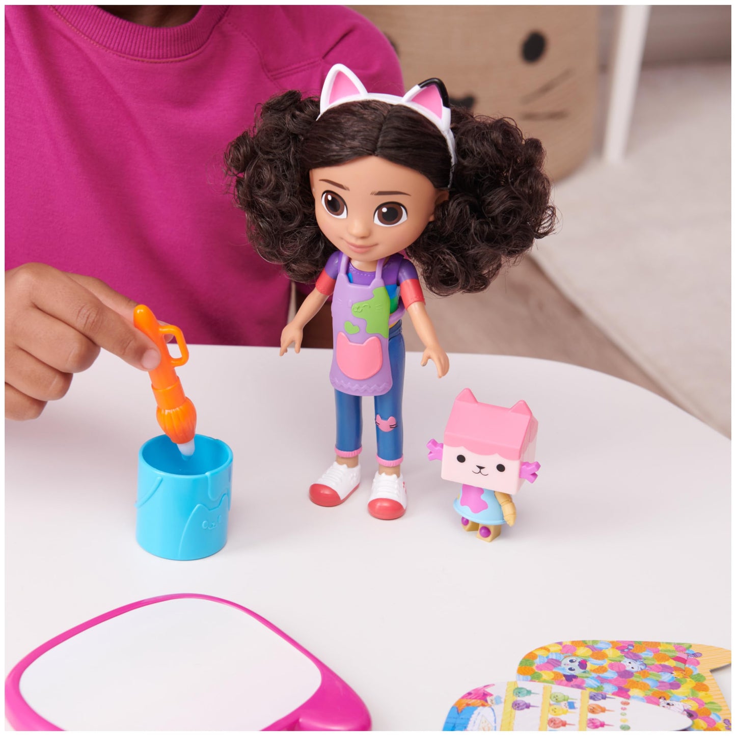 Gabby's Dollhouse, Muñeca Gabby Manualidades y Accesorios con pizarra y pincel que funcionan con agua, juguetes para niños y niñas a partir de 3 años