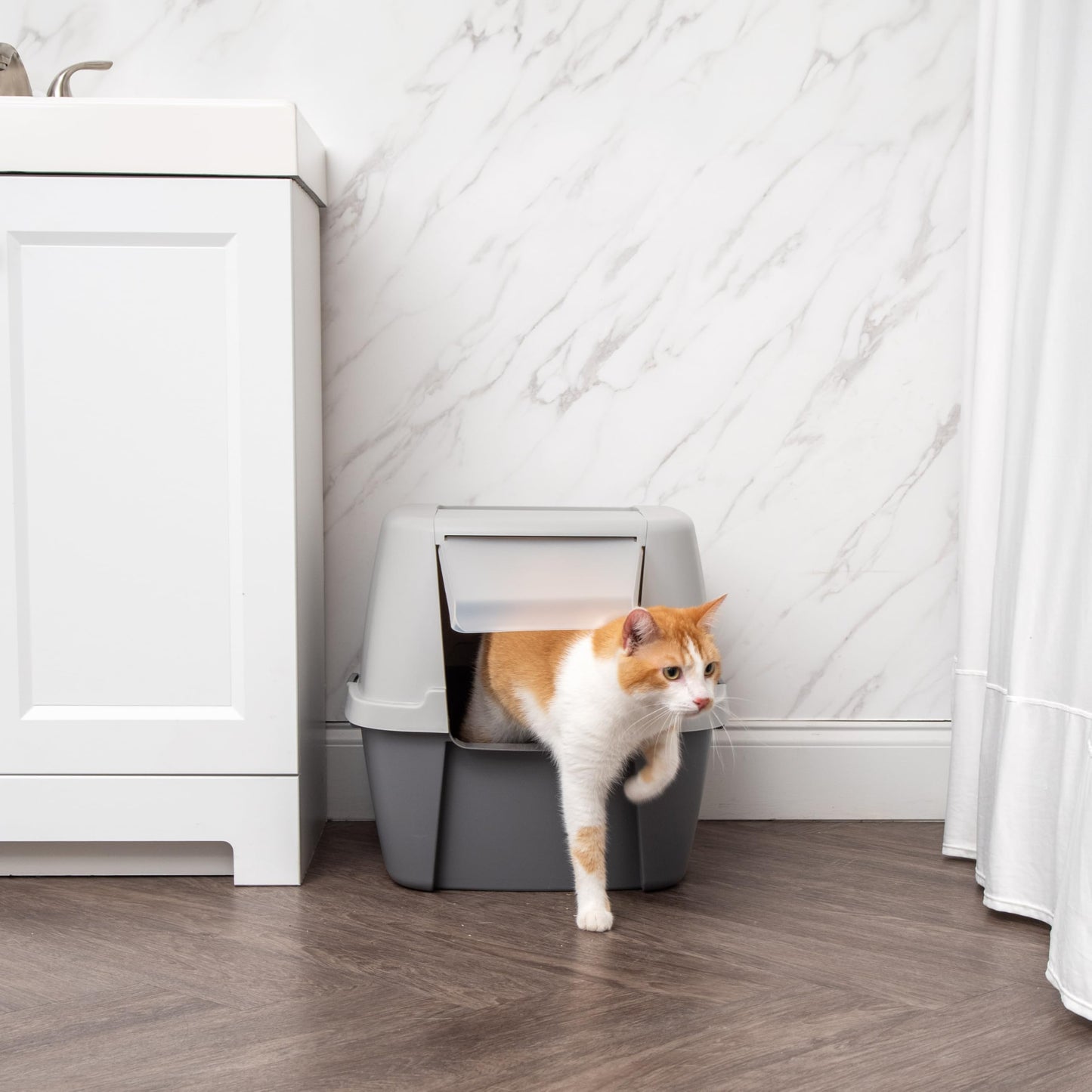 IRIS USA Jumbo Enclosed Cat Litter Box with Front Door Flap and Scoop, Hooded Kitty Litter Tray with Handle and Buckles for Portability and Privacy, Gray