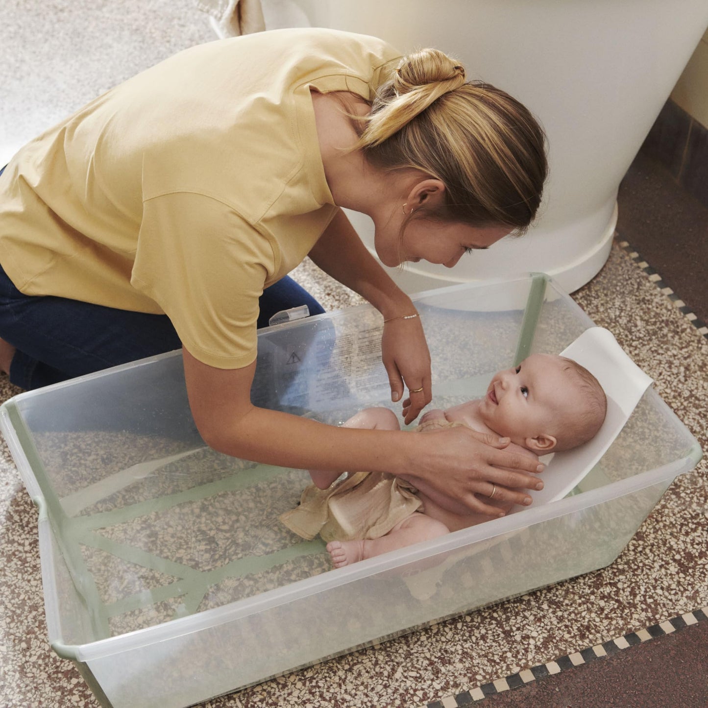 Stokke Flexi Bath XL Bundle, Sandy Beige - Bañera plegable para bebé + Soporte para recién nacido - Ideal para edades 0-6 - Duradera y fácil de guardar