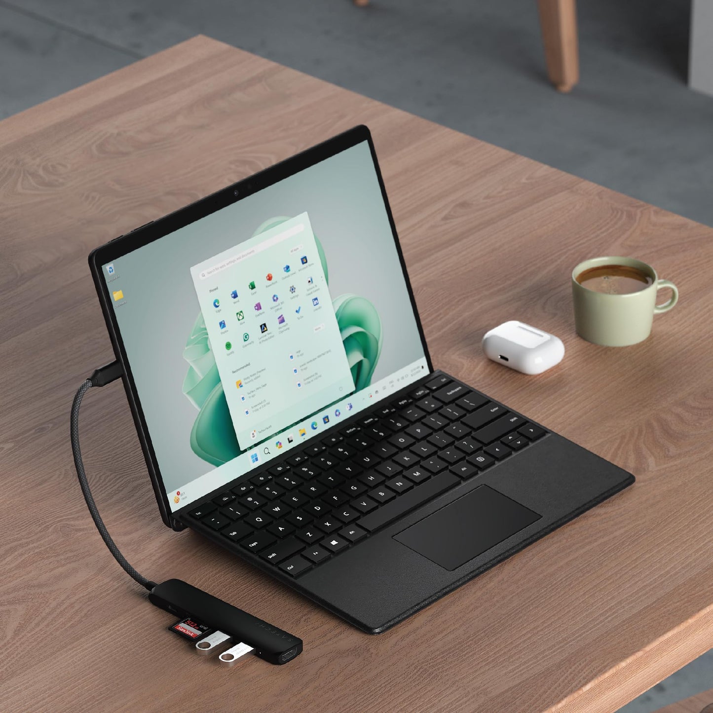 Adaptador USB-C Satechi Negro 6 en 1 con HDMI 4K, Carga PD y Lectores de Tarjetas