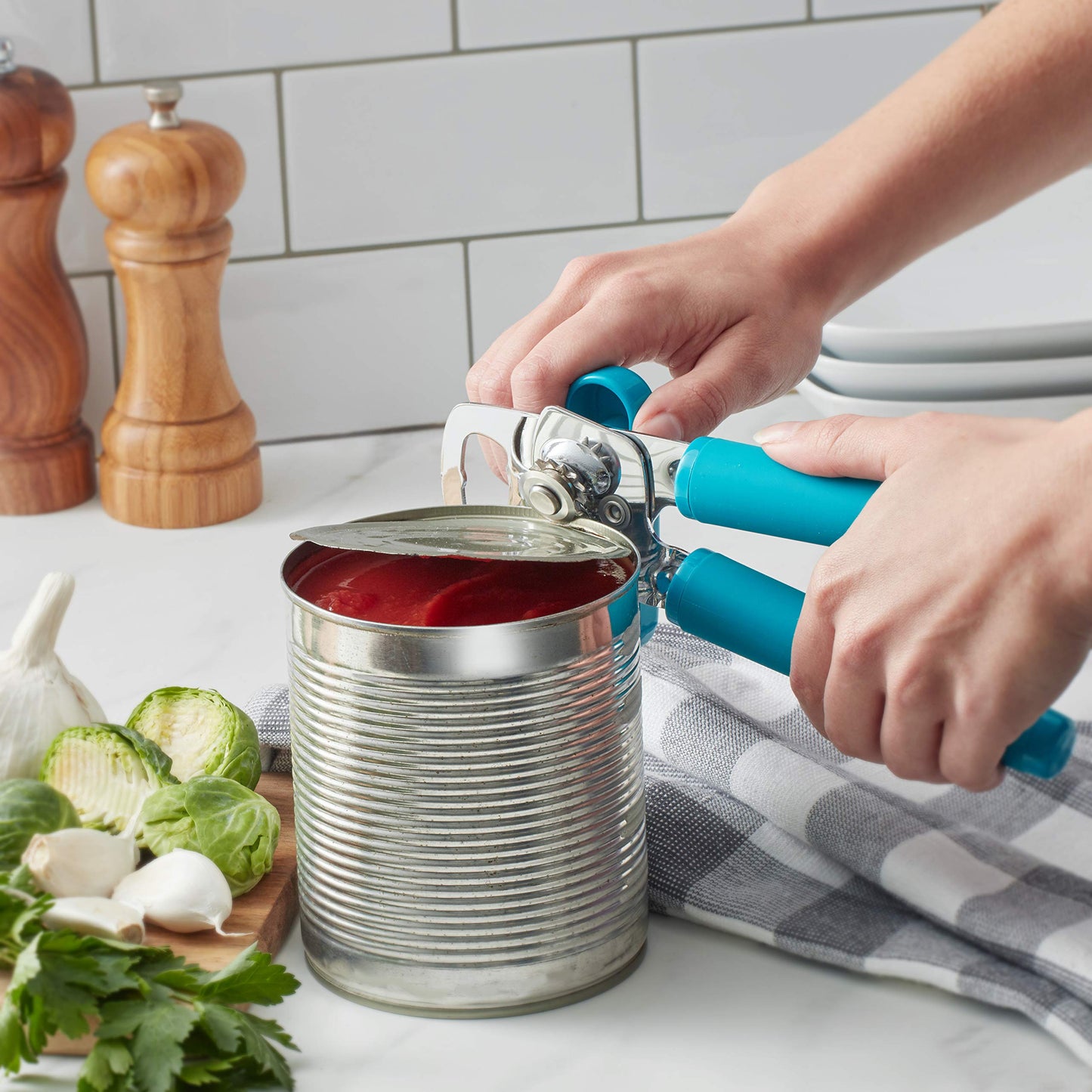 KitchenAid - Abrelatas y abrebotellas multifunción clásico fácil de usar, rueda de corte de acero inoxidable afilada, asas ergonómicas suaves, Ocean Drive