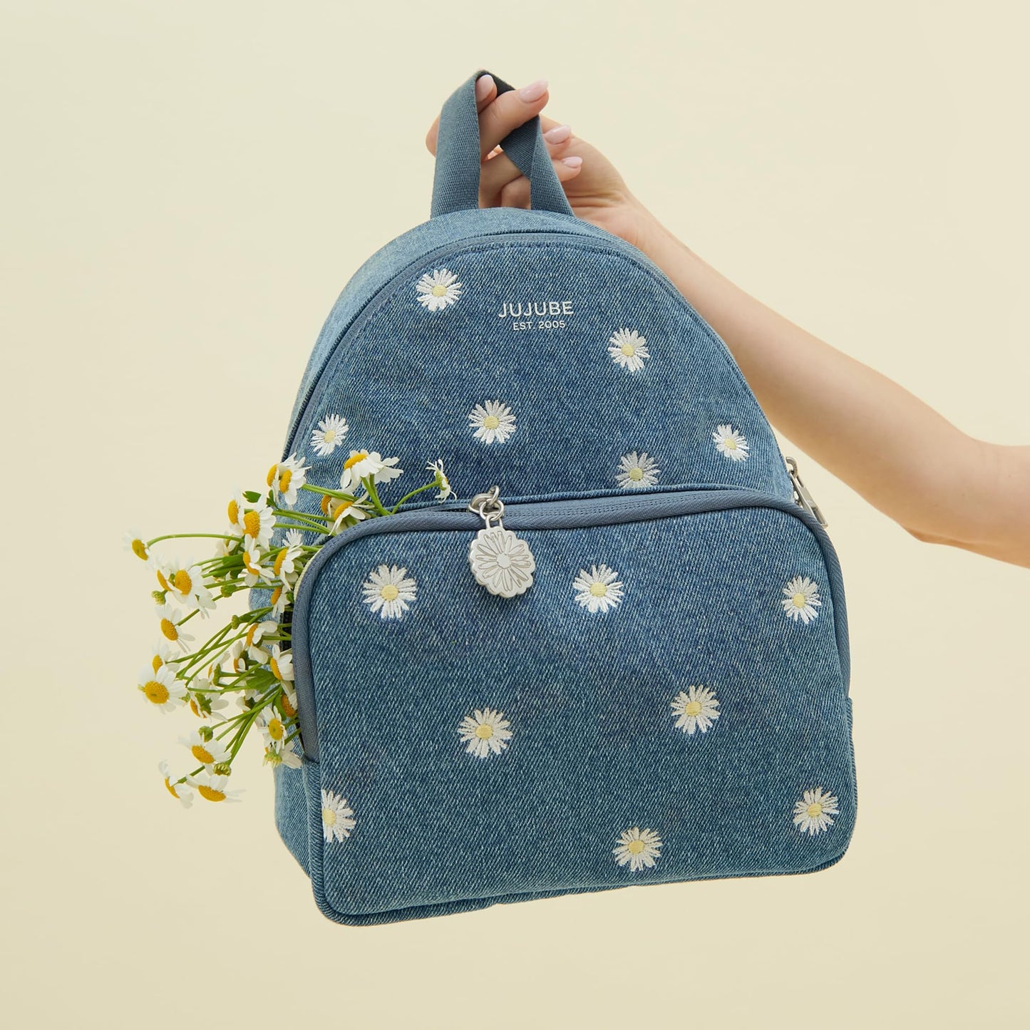 JuJuBe - Mochila de viaje lavable a máquina con correas ajustables y 2 bolsillos para biberones, pañales, chupetes, aperitivos, cambiador y artículos esenciales diarios, mezclilla y margaritas (azul)