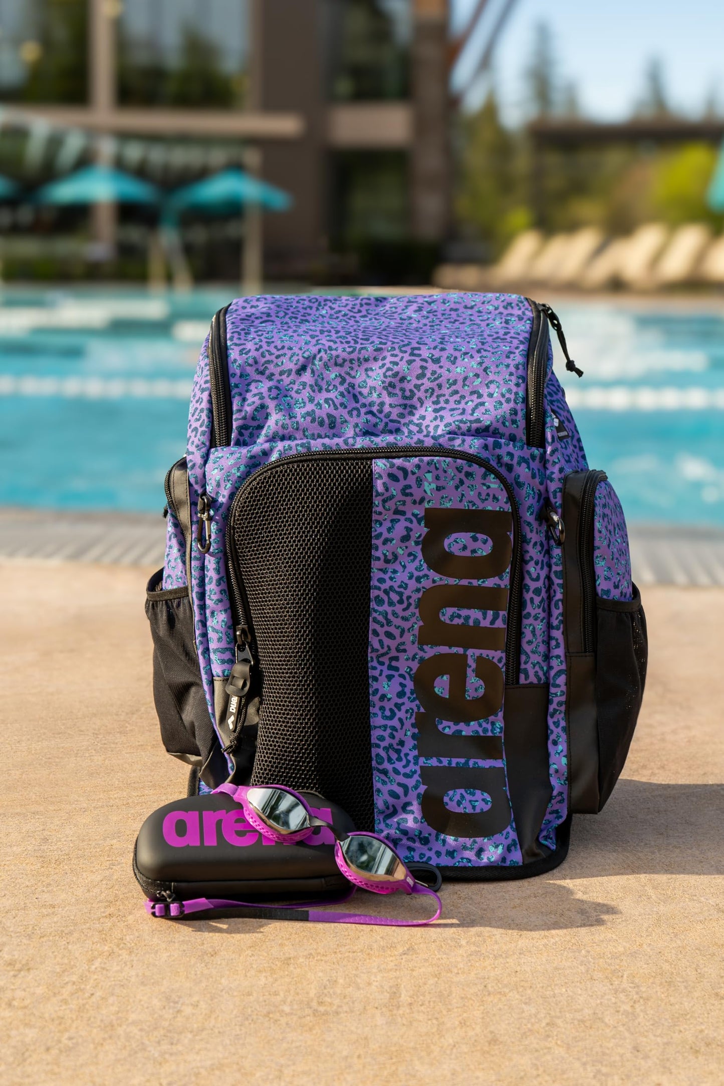 ARENA - Funda protectora para anteojos de natación con clip para mochilas, almacenamiento y transporte, color negro y morado