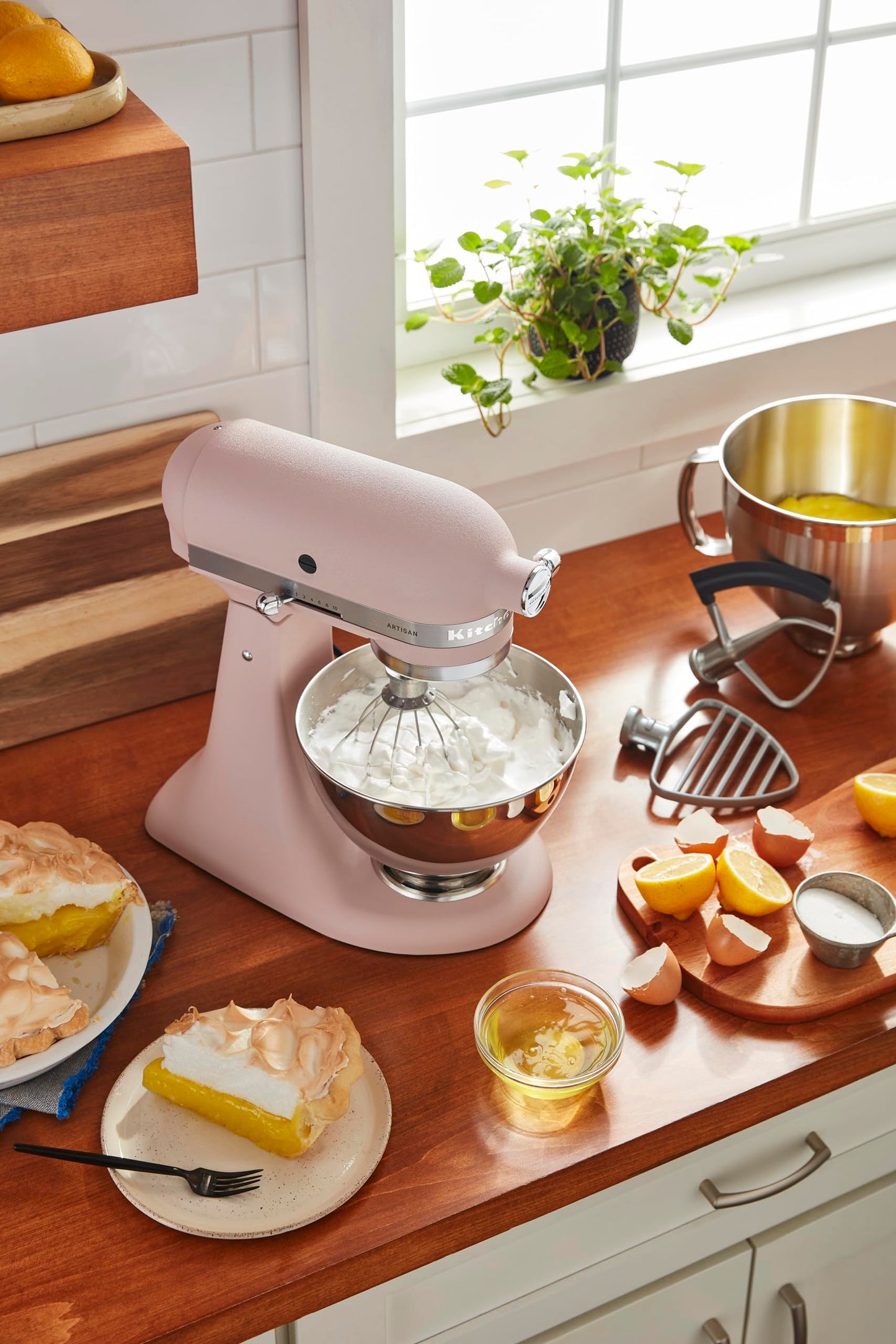 KitchenAid Artisan Series KSM195PSFT - Batidora de pie con cabezal inclinable con paquete de accesorios premium, color rosa pluma, color rosa