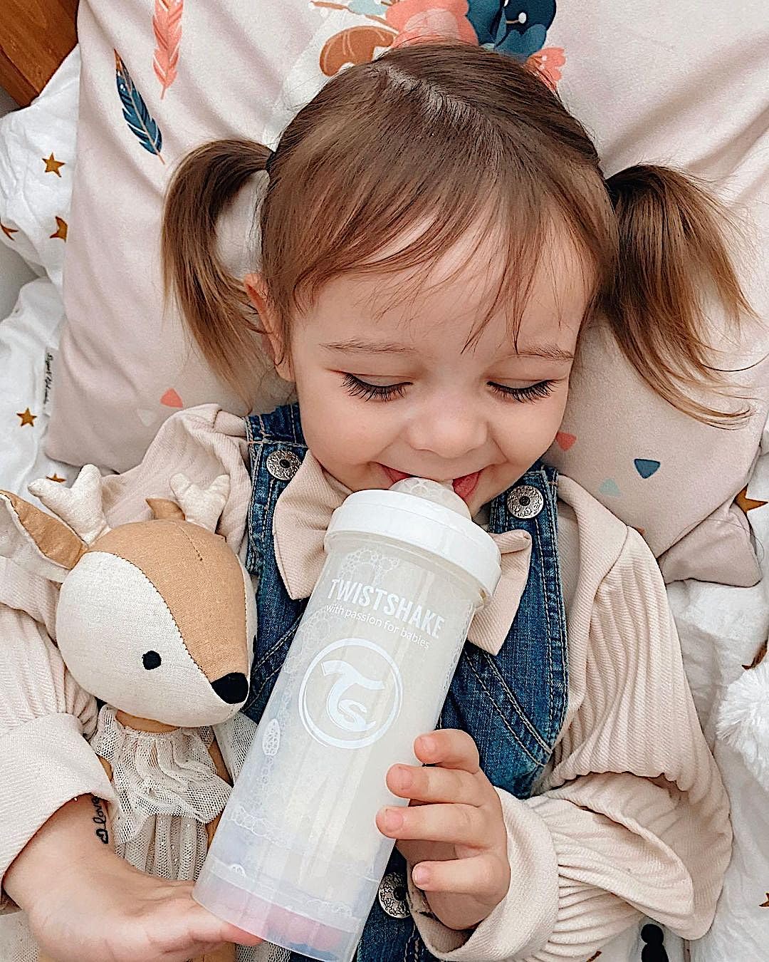 Biberón Anticólicos Twistshake Blanco de 330 ml con Tetina de Silicona Similar al Pecho para Lactancia Normal