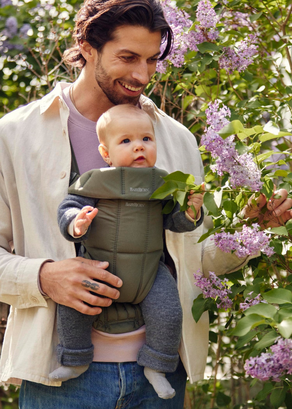 BabyBjörn Canguro Portabebé Mini, Tejido, Verde oscuro | Para recién nacidos, de 0 a 12 meses (3.2–11 kg), ergonómico y fácil de usar