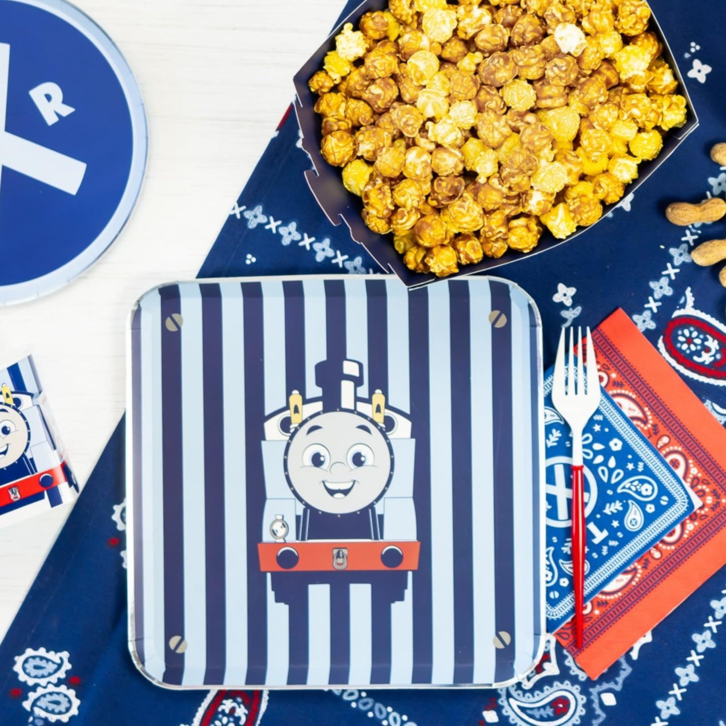 Bonjour Fete THOMAS & FRIENDS™ - Platos de rayas grandes - Platos temáticos de tren THOMAS & FRIENDS™ - Suministros para fiestas de cumpleaños - Platos de papel desechables grandes - Licencia oficial