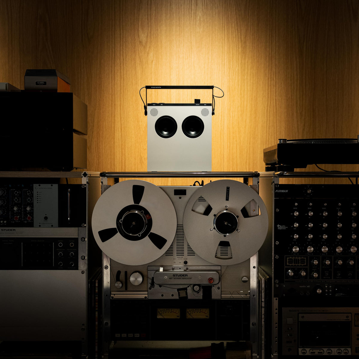Altavoz Portátil Teenage Engineering Blanco Brillante con Radio FM y Batería de 72 Horas