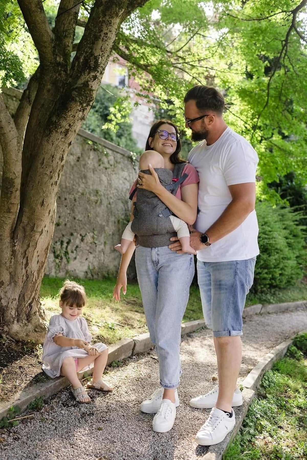 YOU+ME Portabebés 4 en 1 para recién nacidos y niños pequeños – Portabebés para todas las posiciones, portabebés de transporte delantero y trasero, incluye babero bandana 2 en 1 – Portabebés para 4-14 kg (malla negra)