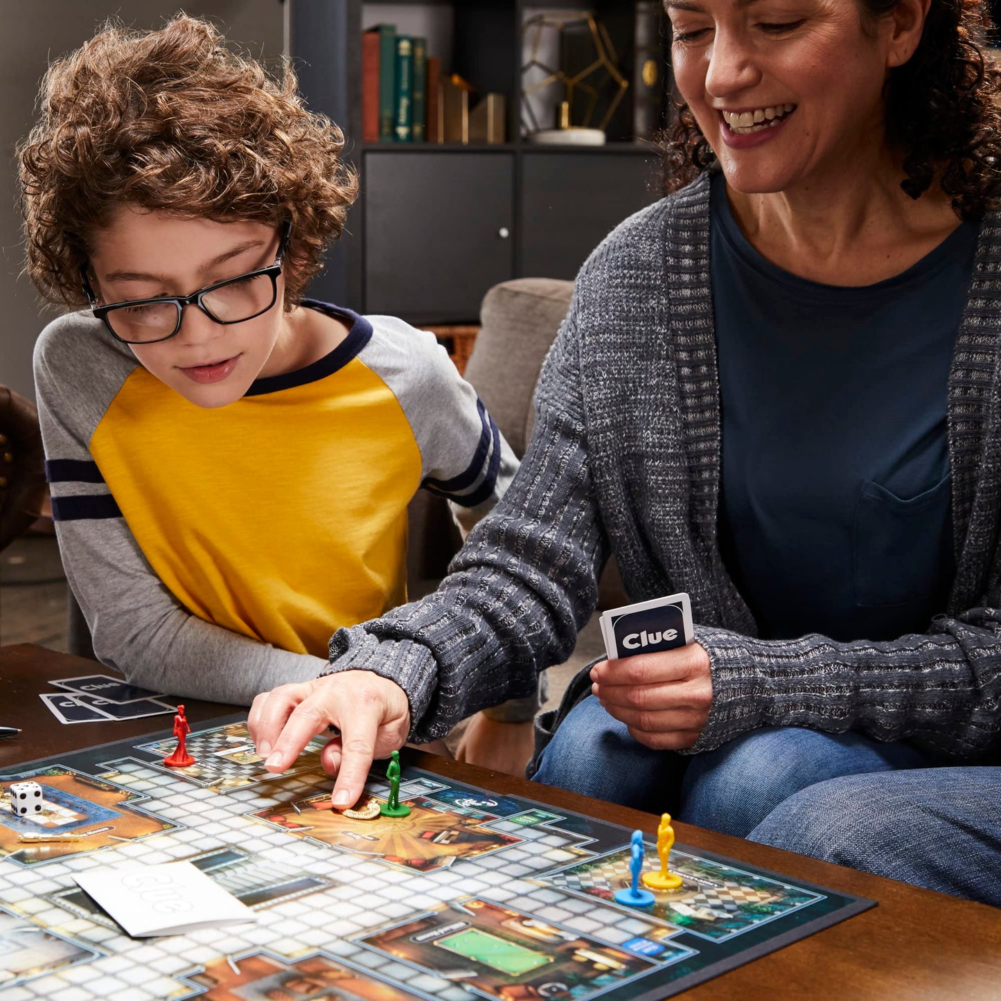 Hasbro Juego de Mesa para Juegos para niños de 8 años en adelante, Juego de Pistas reinventado para 2 a 6 Jugadores, Juegos de Misterio, Juegos de detectives, Juegos Familiares para niños y Adultos