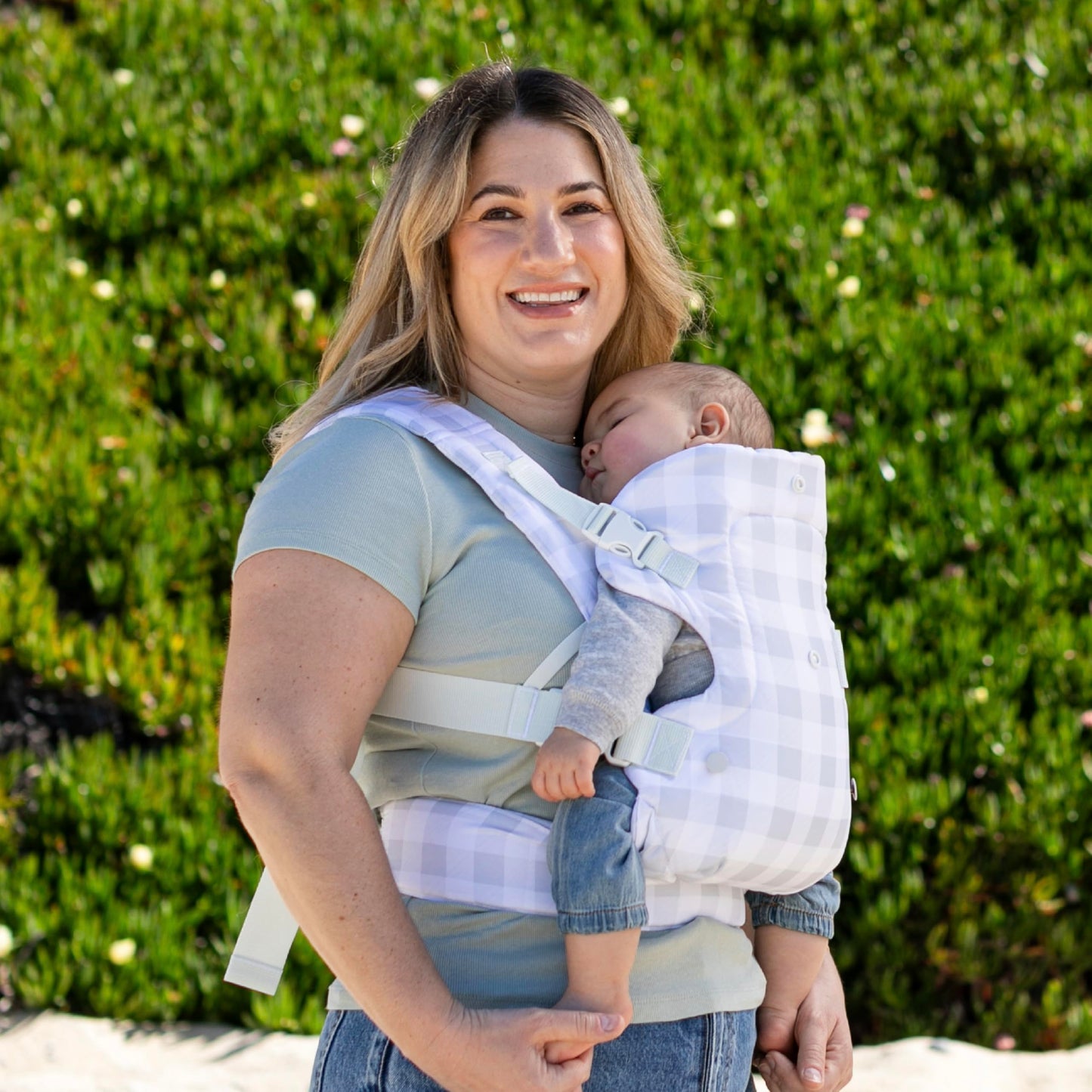 Infantino Flip Advanced Portabebés 4 en 1 – Ergonómico, Convertible, frontal y frontal hacia afuera Portabebés delantero y trasero para recién nacidos a niños pequeños 8-35 libras, a cuadros