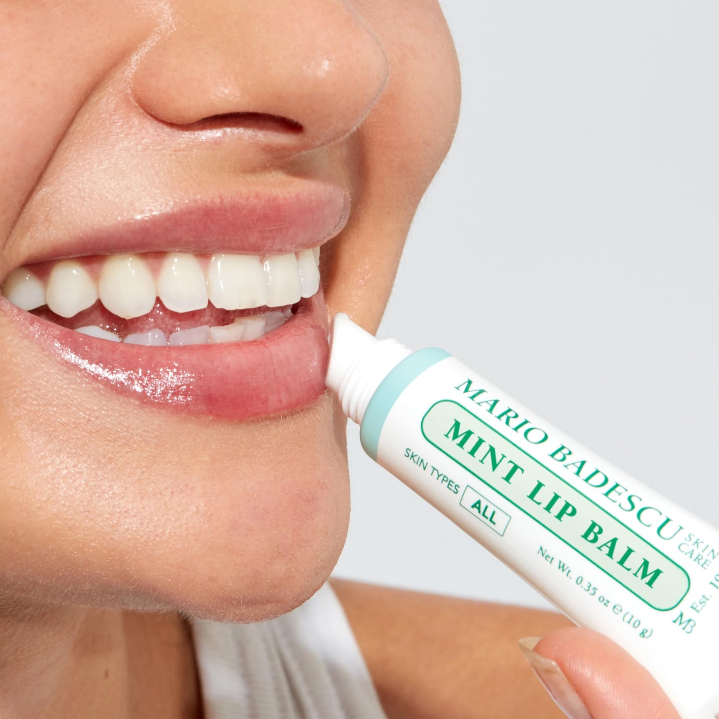 Mario Badescu Bálsamo labial hidratante de menta para labios secos y agrietados, infundido con aceite de coco y manteca de karité, cuidado ultra nutritivo para una sensación suave, tersa y flexible, 10 gr