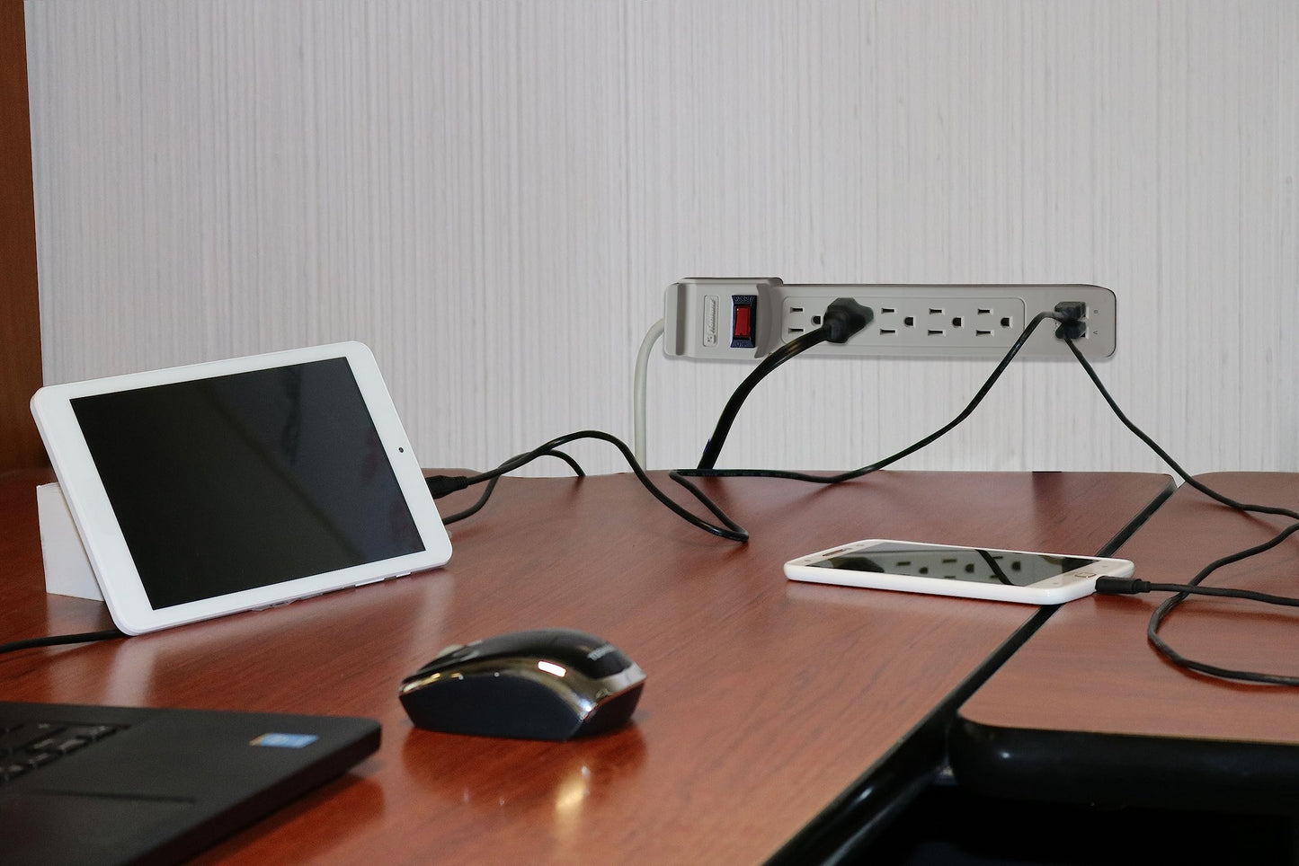 Koblenz SS-550-USB Supresor de Picos, color blanco